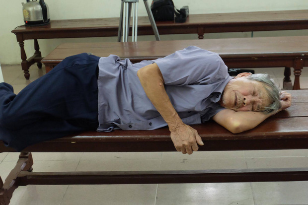 Cha của bé gái 3 tuổi bị đối tượng 79 tuổi hiếp dâm: Ông ấy tỏ ra kiệt sức ở tòa nhưng về nhà vẫn đi lại phăng phăng - Ảnh 1.