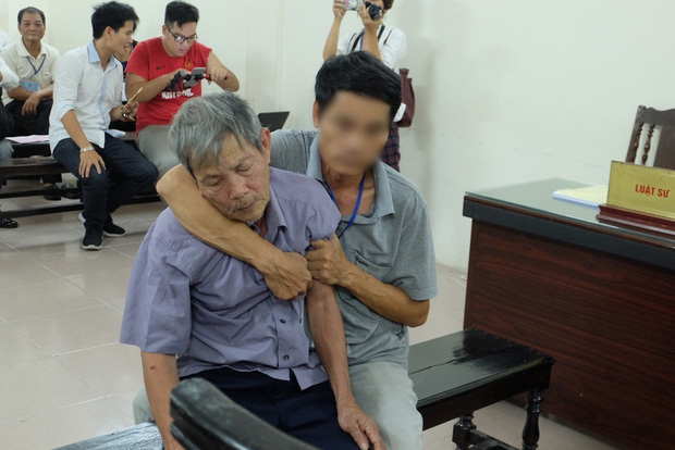 Cha của bé gái 3 tuổi bị đối tượng 79 tuổi hiếp dâm: Ông ấy tỏ ra kiệt sức ở tòa nhưng về nhà vẫn đi lại phăng phăng - Ảnh 2.