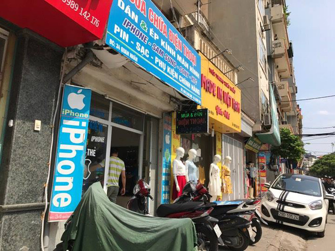 HN: Hỏi mua điện thoại, chụp ảnh tự sướng rồi cướp iPhone bỏ chạy - Ảnh 1. HN: Hỏi mua điện thoại, chụp ảnh tự sướng rồi cướp iPhone bỏ chạy - Ảnh 1.