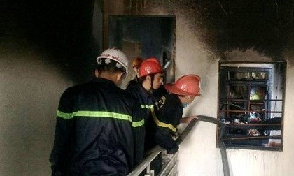 Nhà 2 tầng bốc cháy, 4 người thoát chết trong gang tấc