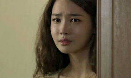 Mới nghe tin vợ mất vì sinh khó, chồng liền hí hửng qua đón bồ về nhà nào ngờ