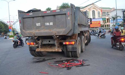 Người lẫn xe chui gầm xe tải, nam sinh Quảng Ngãi thoát chết hy hữu