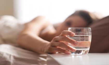 Vì sao nói nếu uống nước trước khi đi ngủ là bạn đang tự giết hại chính cơ thể mình?