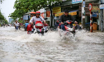 Triều cường đạt đỉnh, phố Sài Gòn sóng đánh cuồn cuộn