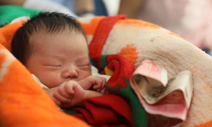 Ôm bé trẻ sơ sinh ngủ li bì mười mấy tiếng trên tàu, tội ác của cặp vợ chồng bị lật tẩy