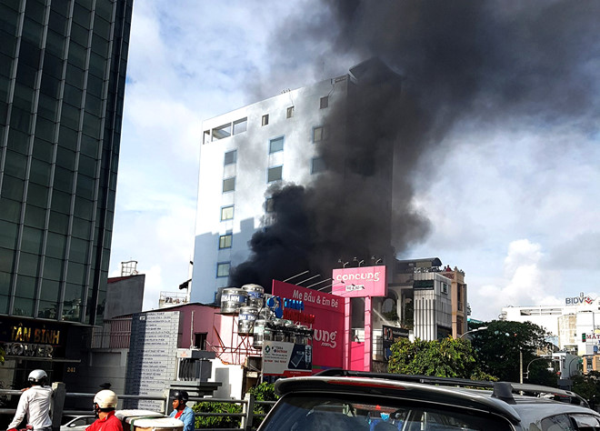 Mot nguoi chet, 2 nguoi bi thuong sau vu hoa hoan o Sai Gon hinh anh 1