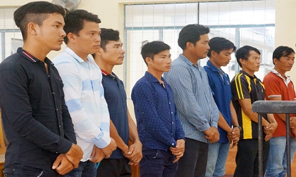 Gần chục người nghèo vướng lao lý vì trộm sò huyết ven biển