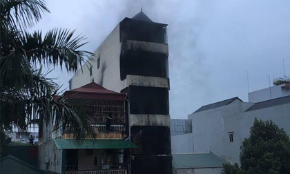 Hà Nội: CSGT trèo tường cứu 5 người trong ngôi nhà cháy lớn lúc nửa đêm, 2 con gái chủ nhà tử vong