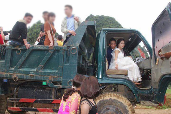 ruoc dau bang 2 xe tai, cap doi hoa binh khien cu dan mang tram tro - 1