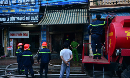 Hà Nội: Căn nhà 2 tầng cháy rụi lúc 3h sáng, cảnh sát PCCC phải cắt khoá để tiếp cận vào bên trong