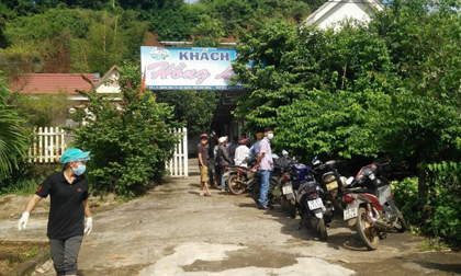 Con trai phát hiện bố tử vong trong khuôn viên nhà nghỉ