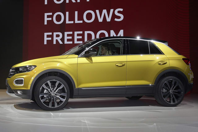 volkswagen t-roc chot gia chi tu 553 trieu dong hinh anh 3