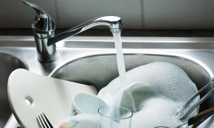 Cả nhà ra nghĩa địa rất sớm chỉ vì thói quen khi rửa bát nhiều người đang mắc mà chẳng ngờ
