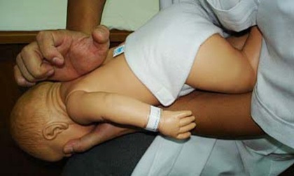 Trẻ tử vong do sặc cháo: Cha mẹ cần biết cách xử lý kịp thời để có thể cứu được con