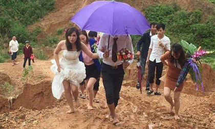 Hình ảnh cô dâu chân trần, lội bùn vượt núi về nhà chồng gây xôn xao