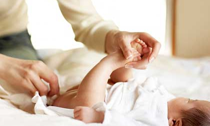 Sai lầm chết người khi mẹ quấn khăn, tã cho con theo ý mình, coi chừng con đột tử, dị tật phát triển xương