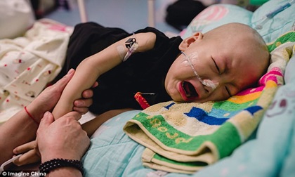 Bé 10 tháng bị mẹ vứt bỏ vì ung thư, trong cơn đau vẫn không thôi nhớ mẹ