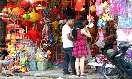 Dịch vụ thuê người yêu giá rẻ đi chơi Trung thu 'nóng' mạng xã hội
