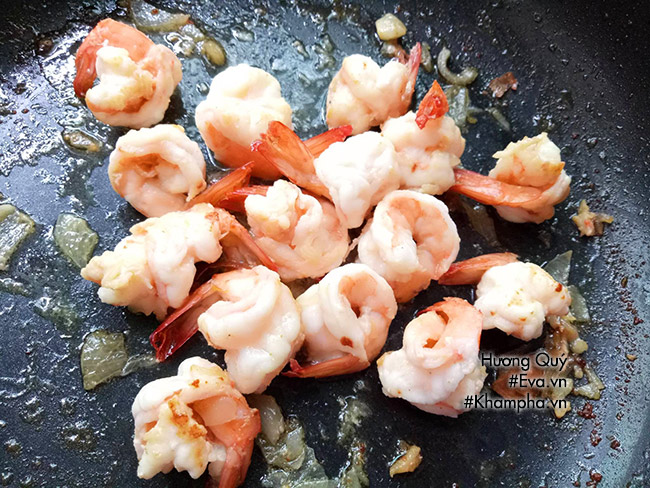 chong khen, con thich voi bun tom hap dan vao bua sang - 7