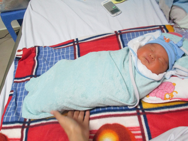 Bé Phước Đặng nặng tròn 4kg, đến nay vẫn chưa được 10 ngày tuổi.