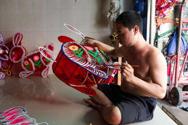 Chùm ảnh: Xóm lồng đèn giấy kính truyền thống ở Sài Gòn tất bật mùa Trung thu - Ảnh 17.