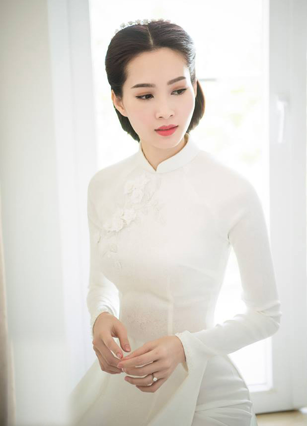 Hoa hậu Thu Thảo đẹp tựa tiên nữ trong lễ ăn hỏi bí mật - 1