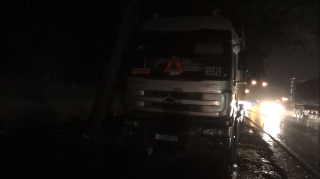Người dân truy đuổi xe container cán chết bé trai 8 tuổi rồi bỏ chạy - Ảnh 1.