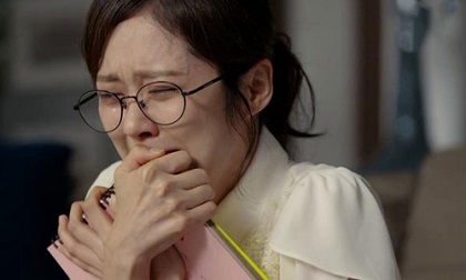 Khoảnh khắc thấy người phụ nữ xinh đẹp đáng thương ấy dắt đứa con trai đến tận nhà, em như chết lặng
