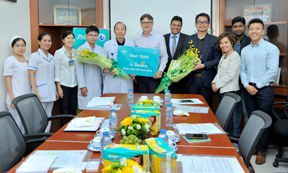 Pampers trao tặng tã dành cho trẻ sinh non