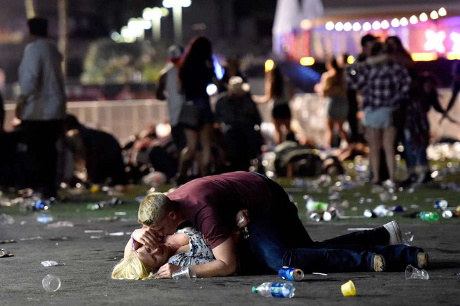 Nỗi đau trong vụ xả súng thảm sát Las Vegas: Chồng hy sinh thân mình, che chắn cho vợ - Ảnh 2.