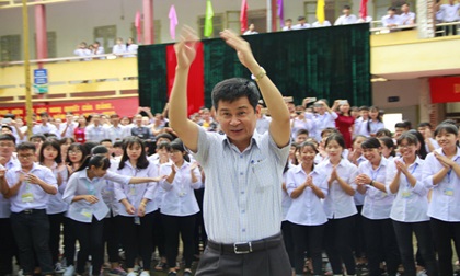 Chia tay thầy hiệu trưởng chuyển trường, cả nghìn học sinh đứng ôm thầy khóc