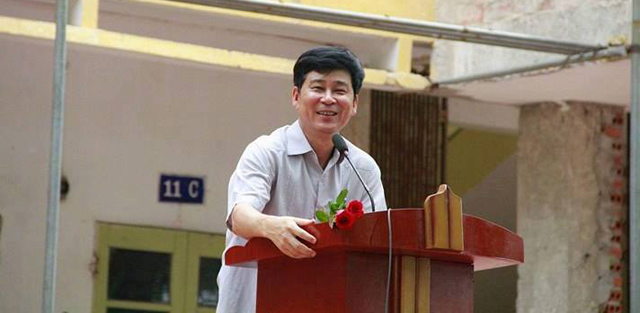 chia tay thay hieu truong chuyen truong, ca nghin hoc sinh dung om thay khoc - 11