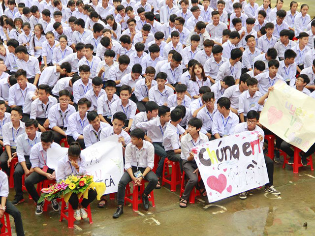 chia tay thay hieu truong chuyen truong, ca nghin hoc sinh dung om thay khoc - 1