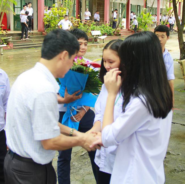 chia tay thay hieu truong chuyen truong, ca nghin hoc sinh dung om thay khoc - 5