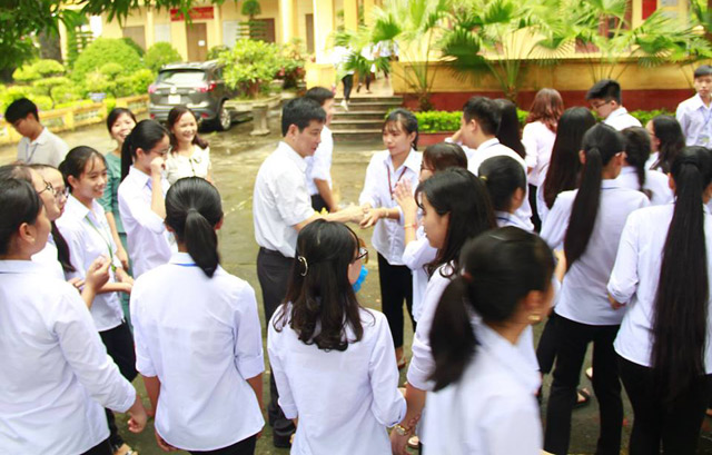 chia tay thay hieu truong chuyen truong, ca nghin hoc sinh dung om thay khoc - 6