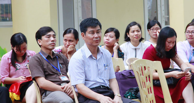 chia tay thay hieu truong chuyen truong, ca nghin hoc sinh dung om thay khoc - 2