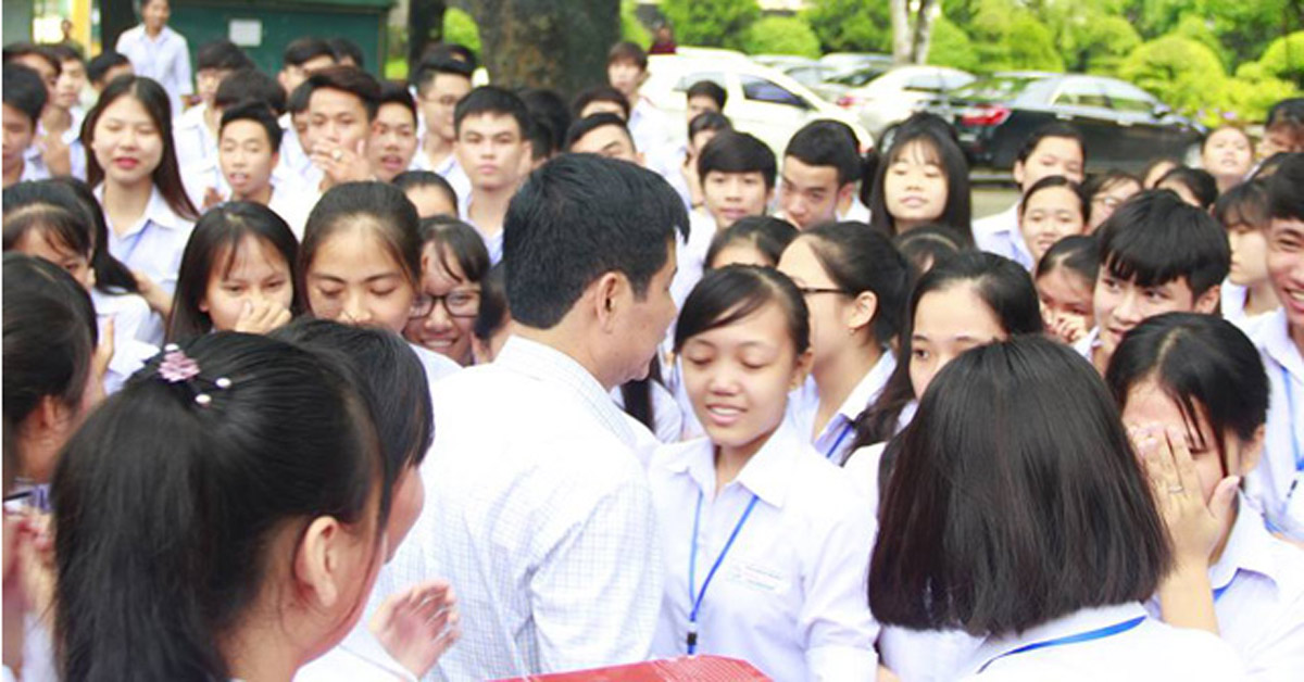 chia tay thay hieu truong chuyen truong, ca nghin hoc sinh dung om thay khoc - 7