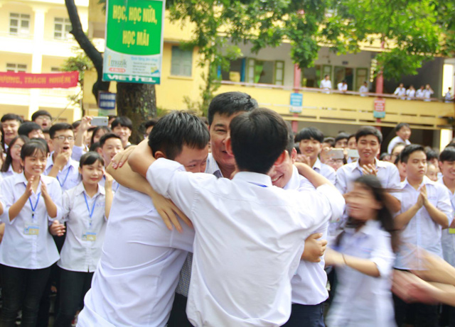 chia tay thay hieu truong chuyen truong, ca nghin hoc sinh dung om thay khoc - 9