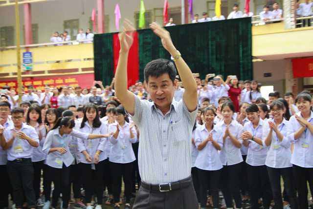 chia tay thay hieu truong chuyen truong, ca nghin hoc sinh dung om thay khoc - 10