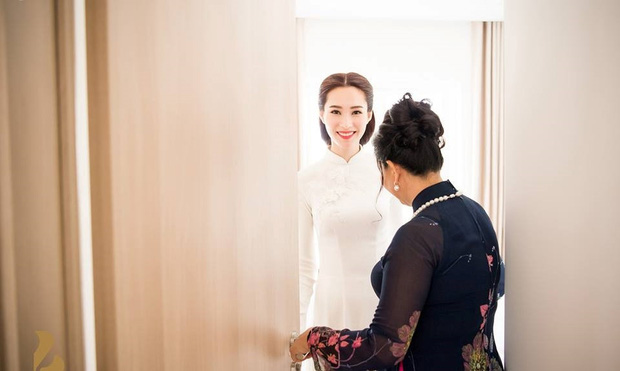 he lo thiep cuoi gian di ma tinh te cua hoa hau dang thu thao va hon phu - 5