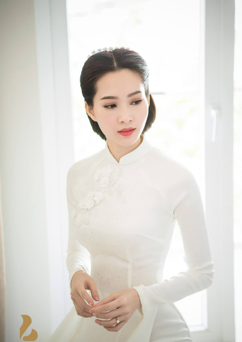 he lo thiep cuoi gian di ma tinh te cua hoa hau dang thu thao va hon phu - 4