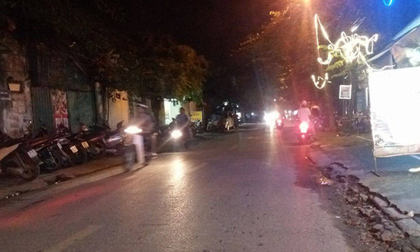 Người đàn ông chở vợ con đi chơi trung thu về bị đâm nguy kịch giữa phố