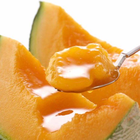 Dưa lưới Yubari có giá siêu đắt nhờ vẻ ngoài sang chảnh với vân vỏ rõ và mịn, ruột bên trong có màu vàng cam và hương vị ngon ngọt khác biệt.
