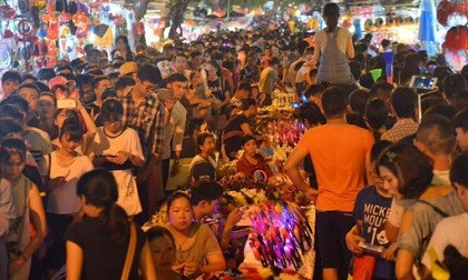 Những hình ảnh xem là muốn 'ngộp thở' trong đêm Trung thu tại Thủ đô Hà Nội