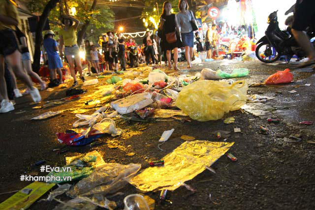 pho co ngap ngua rac sau dem trung thu, dan vo tu nem ra duong du thung rac chua day - 1