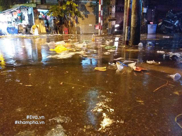 pho co ngap ngua rac sau dem trung thu, dan vo tu nem ra duong du thung rac chua day - 11