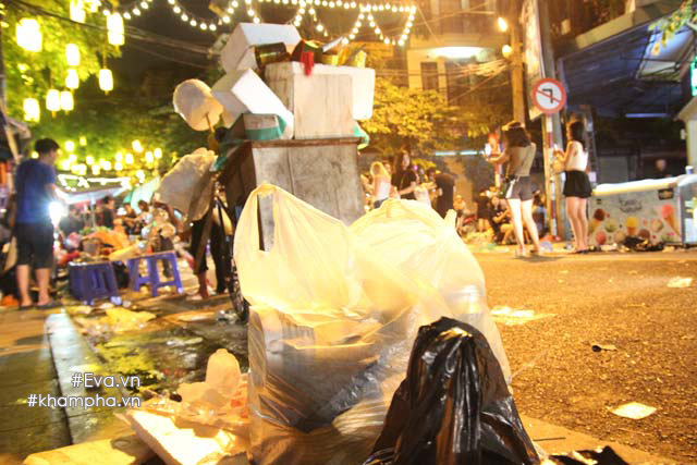 pho co ngap ngua rac sau dem trung thu, dan vo tu nem ra duong du thung rac chua day - 2