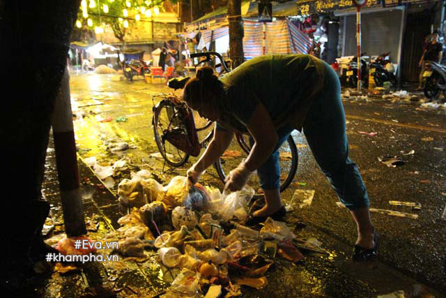 pho co ngap ngua rac sau dem trung thu, dan vo tu nem ra duong du thung rac chua day - 3