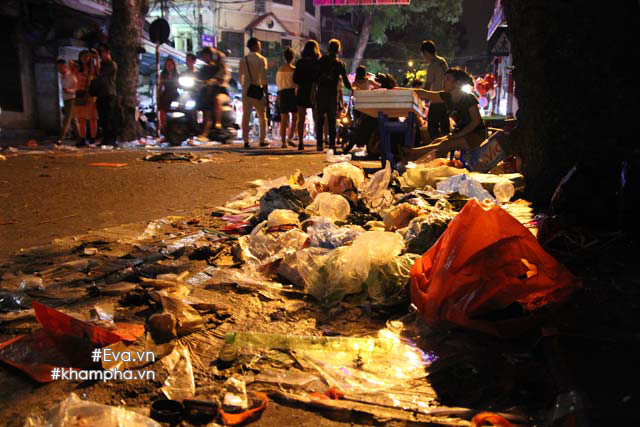 pho co ngap ngua rac sau dem trung thu, dan vo tu nem ra duong du thung rac chua day - 5