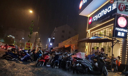 Đường phố Sài Gòn ngập lênh láng sau cơn mưa lớn đêm Trung thu, nhiều phương tiện chết máy giữa biển nước